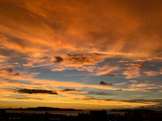 博多湾の燃えるような夕焼け