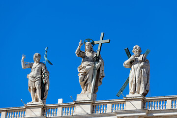 St. Peter&rsquo;s Basilica.John The Baptist, J&eacute;sus, Saint Andrew,Statues of Christ, John the Baptist, and an apostle holding crosses crown Saint Peter&rsquo;s Basilica fa&ccedil;ade.