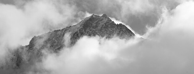 Naklejka premium Montagne enneigée 