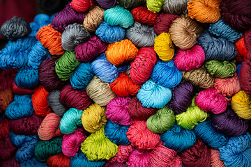 Hamacas colgantes de colores.