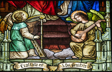 Obraz premium Stained glass (19th century) of a group of musician angels playing music.