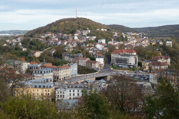 vue générale sur la ville de Longwy-Bas, avec au fond le reste du crassier emblématique de...