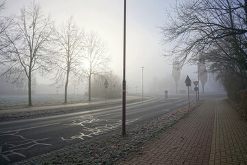 Obraz premium Strasse im Morgennebel