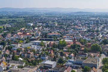 Ausblick auf die Stadt Straubing an der Donau in Niederbayern im Sommer