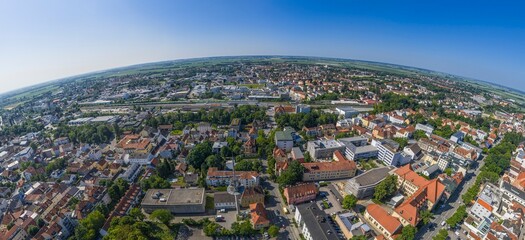 Ausblick auf die Stadt Straubing an der Donau in Niederbayern im Sommer