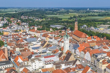 Fototapeta premium Ausblick auf die Stadt Straubing an der Donau in Niederbayern im Sommer