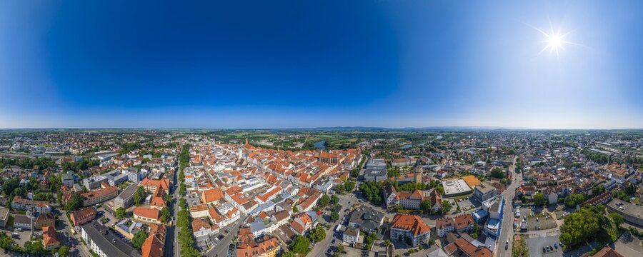 Ausblick auf die Stadt Straubing an der Donau in Niederbayern im Sommer