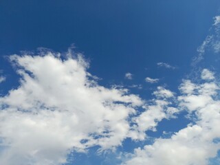 Obraz premium Bright Blue Sky and White Cotton Clouds