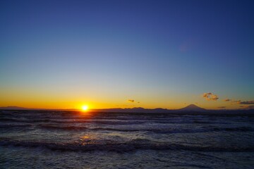 富士山と海に夕日夕日