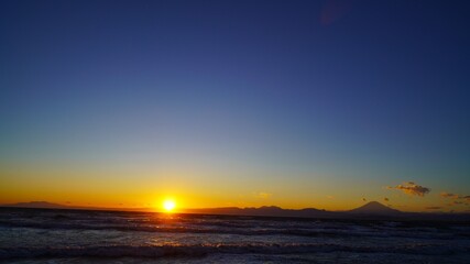 富士山と海に夕日夕日