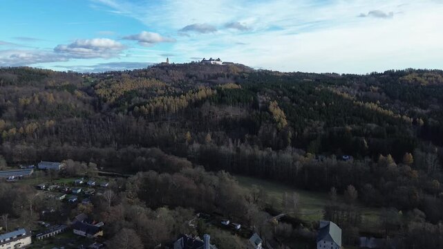 Drohne fliegt &uuml;ber den herbstlichen Wald in Sachsen in der n&auml;he Augustusburg. Blauer Himmel 