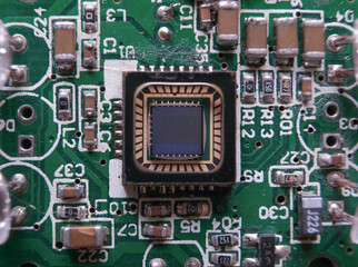 A low-resolution image sensor in a simple camera