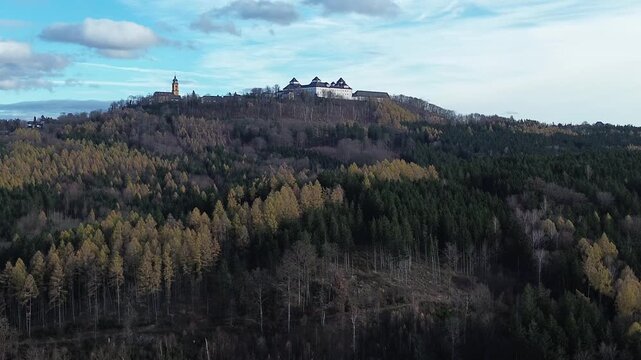 Drohne fliegt &uuml;ber den herbstlichen Wald in Sachsen in der n&auml;he Augustusburg. Blauer Himmel 