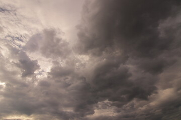 Obraz premium 비가 몰려오기 직전의 어두운 먹구름과 세찬 바람