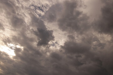 Obraz premium 비가 몰려오기 직전의 어두운 먹구름과 세찬 바람