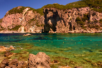 turkosowa woda w zatoce i skały nad wodą, widok nadmorski w Grecji, turquoise water in the bay and rocks above the water, seaside view in Greece   © kateej