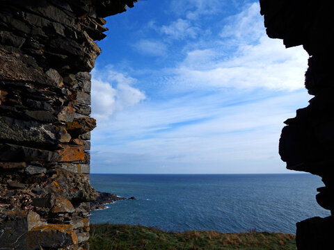 Fototapeta nadmorski krajobraz i błękitne niebo, widok na morze z okna starego zamku, view of the sea from the window of the old castle  