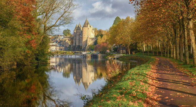 chateau sur les bords d'une riviere en automne, la ville et le chateau de josselin en Bretagne dans le Morbihan et le canal de Nantes &agrave; Brest,panorama,panoramique