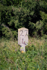 Hektometerstein an einer Bahnstrecke