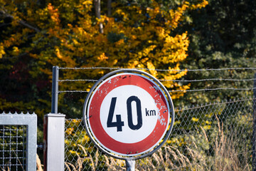 Verkehrsschild zeigt Geschwindigkeitsbegrenzung von 40 km/h