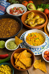Surtido de comida típica mexicana en una mesa