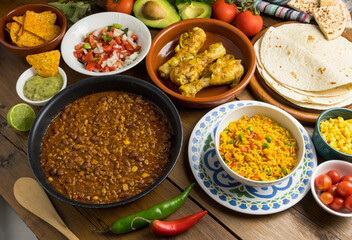 Platos típicos mexicanos en una mesa.
