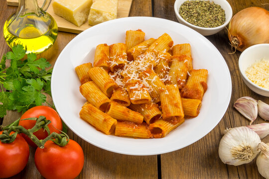 Plato de macarrones en salsa de tomate e ingredientes