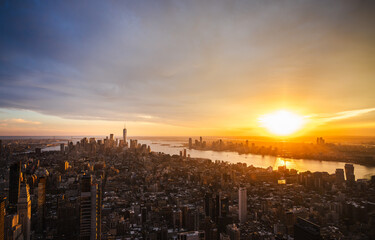 Obraz premium Panoramic view of New York City skyline during golden sunset over Hudson River