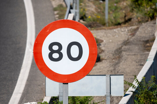 A traffic sign limiting the speed to 80 kilometers per hour