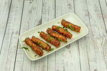 La esencia de la cocina mediterránea capturada en estas brochetas de cordero, con hierbas aromáticas y un toque cítrico que realza su sabor.