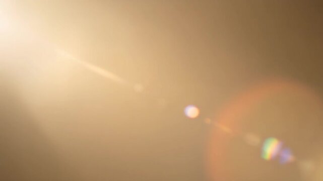 ベージュの空間に漂う柔らかなレンズフレア