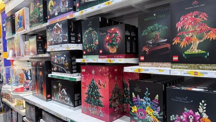 Obraz premium Wroclaw, Poland - October 24, 2025: Colorful LEGO building kits displayed on store shelves for holiday season