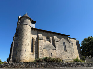Fa&ccedil;ade lat&eacute;rale sud de l'&eacute;glise Saint-Pierre &agrave; Naves en Corr&egrave;ze sous un beau ciel