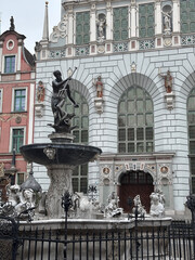 Obraz premium Neptune's fountain in front of gdańsk artus court building