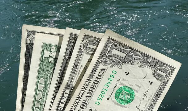 Dollar Banknoten f&uuml;r Wasser Zugang, Geld f&uuml;r Frischwasser Zugang aus Fluss zur Bew&auml;sserung