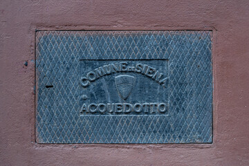 Naklejka premium Acquedotto Cover Plate - Siena, Italy