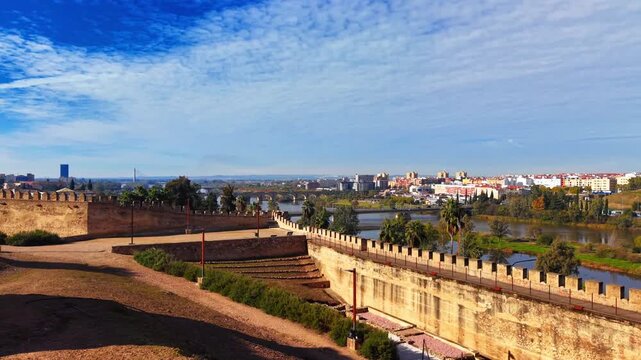 Muralla y Alcazaba de Badajoz con el r&iacute;o Guadiana como protagonista