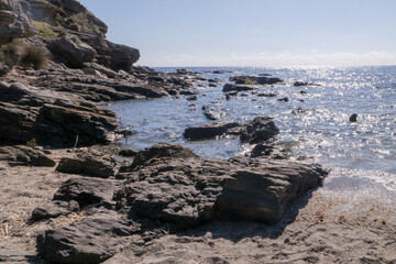 Küste, Felsen, schmale Wege und Strand von Almuñcar ein Urlaubsort am Mittelmeer in der Provinz Granada. Die Costa Tropical ist in der autonomen Region Andalusien