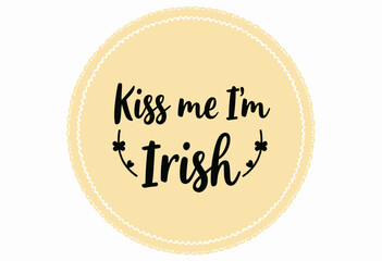 Obraz premium Circular Design Featuring the Phrase 'Kiss Me I'm Irish' with Stylized Shamrocks on a Light Yellow Background