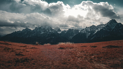 Paesaggio alpino autunnale con lago cristallino