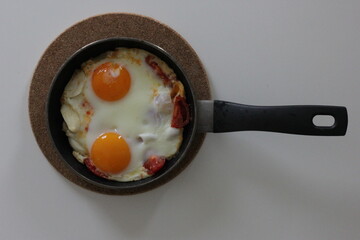 Minimalist Home Cooking – 02: Fried eggs in a small pan, top view