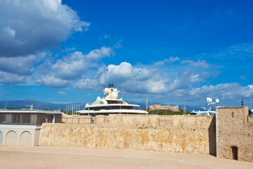 Fort Antibes, to XVI-wieczny fort w kształcie gwiazdy, składający się z czterech bastionów w kształcie grotów strzał, Antibes, Prowansja, Lazurowe Wybrzeże, Francja