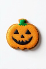 Biscotto pan di zenzero, a forma di zucca con sorriso di cioccolato, per Halloween. Isolata su sfondo bianco trasparente