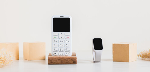 Synchronization of a retro push-button telephone and a fitness bracelet concept web banner