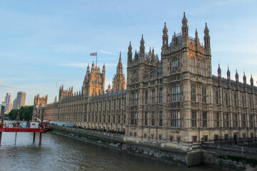 Fototapeta premium Evening light casts shadows over the iconic Houses of Parliament along the River Thames in London