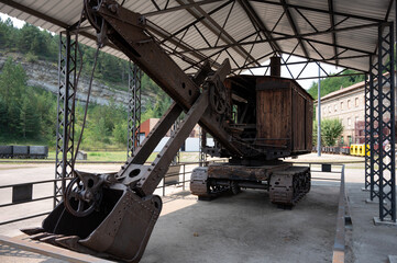 The historic and colossal steam shovel (1922) excavator, a 34-ton industrial relic, prominently displayed under a canopy at the Cercs Mine Museum.