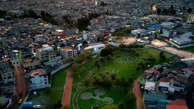 Ciudad de Quito con monta&ntilde;as, cuidad y monta&ntilde;a de fondo con un atardecee