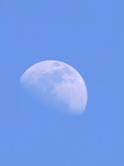 Creciente en cielo azul
