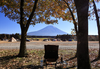 晩秋の富士山麓朝霧高原のキャンプ場から　紅葉と富士山の絶景　　静岡県富士宮市　日本