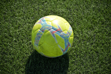 pallone da calcio sul prato verde sintetico